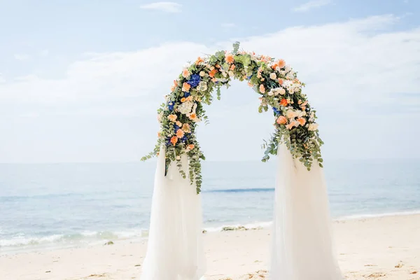 Lieu de mariage à la plage, installation de mariage, cabane, arche, belvédère décoré de fleurs, installation de mariage à la plage — Photo