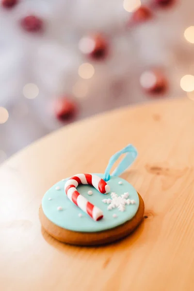 Biscuit au gingembre sur la table, près de l'arbre de Noël blanc, avec lumières bokeh dorées — Photo