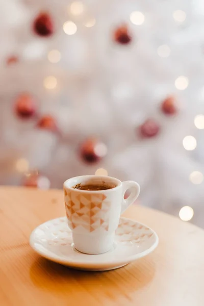 Copo de café expresso ou café curto em copo branco no arranjo acolhedor do Natal, decoração festiva com fundo bokeh branco, espaço de cópia — Fotografia de Stock