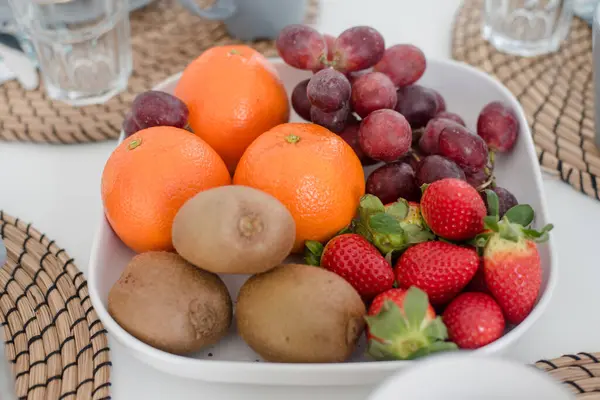 Frutta tropicale mista fresca sul piatto per la prima colazione — Foto Stock