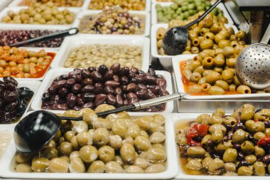 zeytin, turşu ve Salatalar pazardaki ürün yelpazesine standı