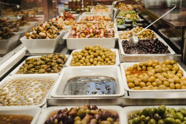 zeytin, turşu ve Salatalar pazardaki ürün yelpazesine standı