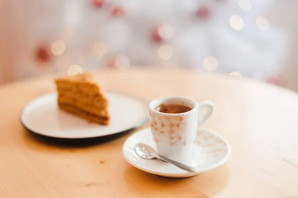 Italiaanse Koffiekop Honingcake Tafel Bij Witte Kerstboom Met Gouden Bokeh — Stockfoto