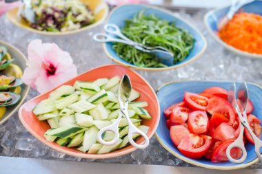 Salata barını çeşitli malzemelerle kapatın.