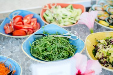 Salata barını çeşitli malzemelerle kapatın.