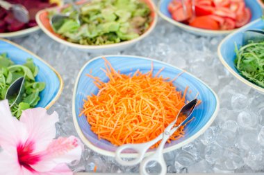 Salata barını çeşitli malzemelerle kapatın.