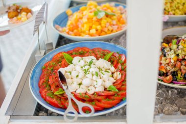 Salata barını çeşitli malzemelerle kapatın.