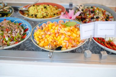 Salata barını çeşitli malzemelerle kapatın.