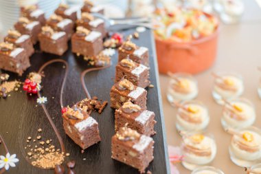 Çikolatalı Fındıklı Brownie Pastası Brunch, Büfe Konsepti, Yatay Görüş Konsepti Lüks Lokantası 'nda çileklerle süslenmiştir.