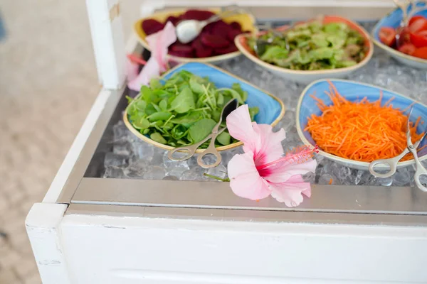 Sluiten Van Salade Bar Met Assortiment Van Ingrediënten — Stockfoto