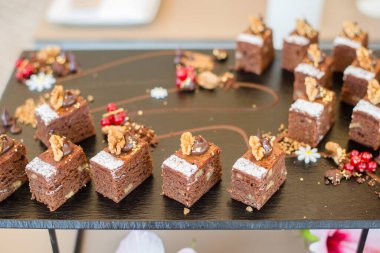 Çikolatalı Fındıklı Brownie Pastası Brunch, Büfe Konsepti, Yatay Görüş Konsepti Lüks Lokantası 'nda çileklerle süslenmiştir.