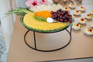 Lokantada meyve ve böğürtlen servis geçmişi