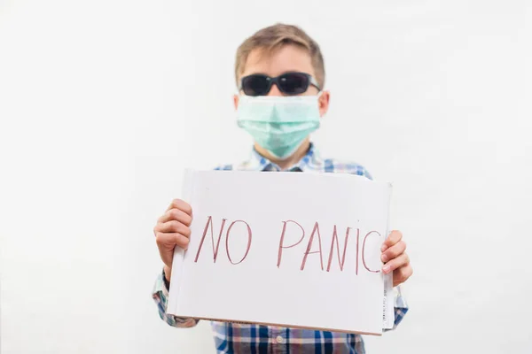 Kleine Jongen Draagt Wegwerp Masker Zonnebril Met Geen Paniek Teken — Stockfoto