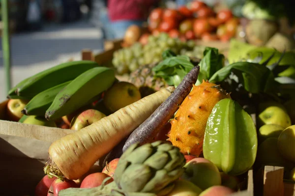 スーパーの食料品店で新鮮なブドウとパイナップル 果物の季節 ビタミンと健康の概念 — ストック写真