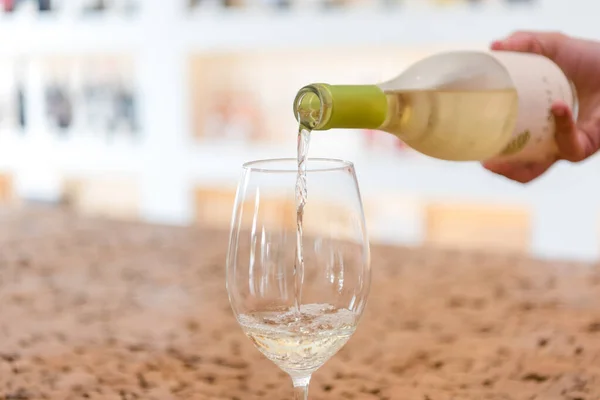 ワイナリーショップに白ワインのグラスを置く — ストック写真