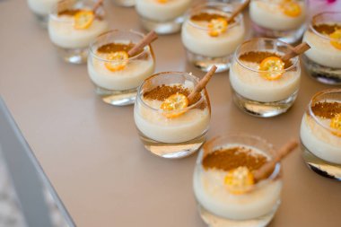 Etkinlikler için yemek büfesi. Düğün resepsiyonu tatlı masası. Lezzetli beyaz kapkekler ve böğürtlenli yakın plan..