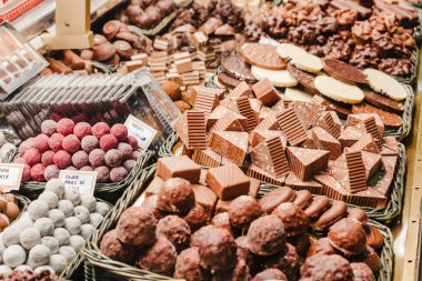 Bir markette satılık çeşitli lezzetli çikolata ve karamel çölleri.