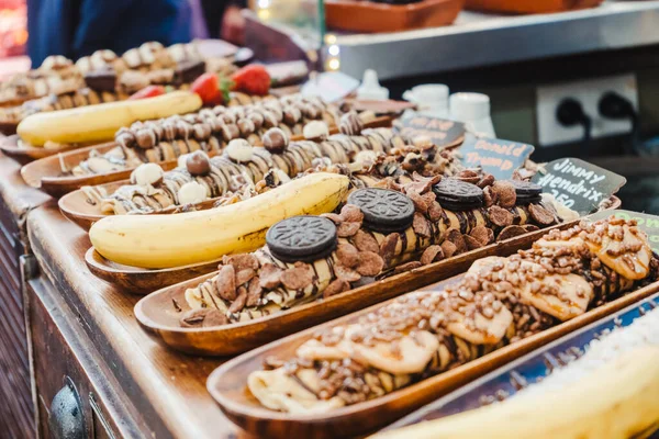 Pilihan Berbagai Coklat Lezat Dan Gurun Karamel Untuk Dijual Kios — Stok Foto