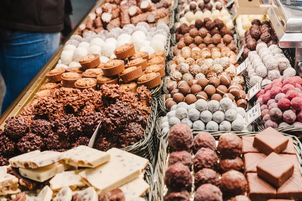 Pilihan Berbagai Coklat Lezat Dan Gurun Karamel Untuk Dijual Kios — Stok Foto