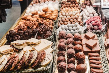 Bir markette satılık çeşitli lezzetli çikolata ve karamel çölleri.