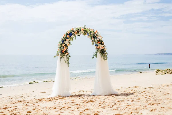 Hochzeitslocation Strand Hochzeitseinrichtung Cabana Bogen Pavillon Mit Blumen Dekoriert Hochzeitseinrichtung — Stockfoto