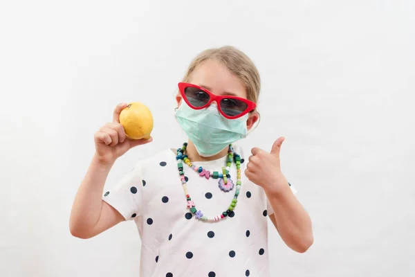 Niña Rubia Con Máscara Desechable Gafas Sol Con Fuente Vitamina — Foto de Stock