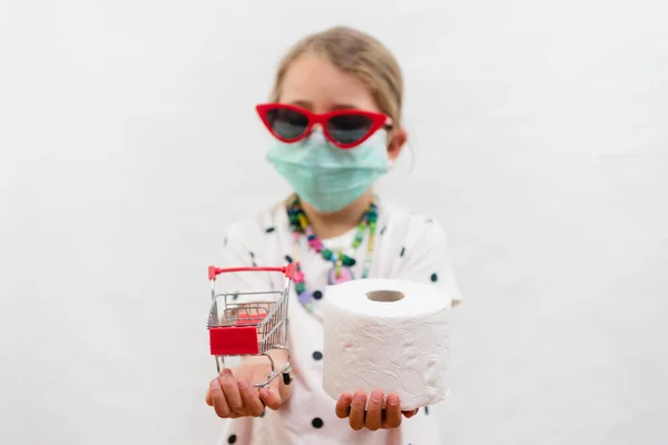 Niña Rubia Con Máscara Desechable Gafas Sol Sosteniendo Rollo Papel — Foto de Stock