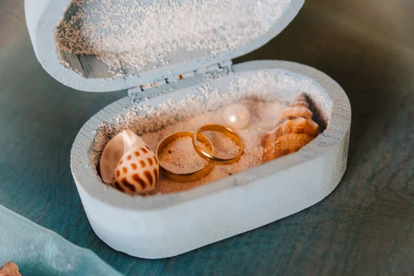Alianças Casamento Uma Caixa Rústica Com Areia Branca Conchas Para — Fotografia de Stock
