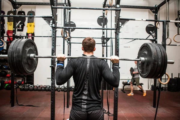 Gym hård träning man — Stockfoto