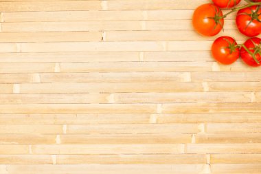 bir hasır üzerinde domates