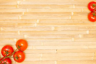 bir hasır üzerinde domates