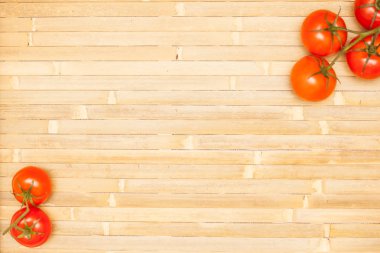 bir hasır üzerinde domates