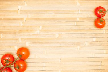 bir hasır üzerinde domates