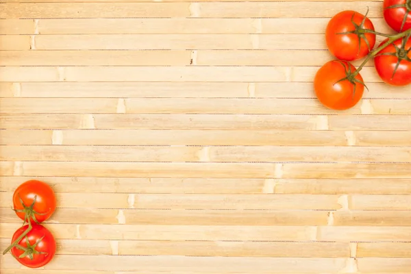 bir hasır üzerinde domates