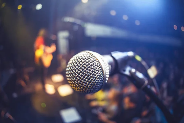 Microfone na cena musical — Fotografia de Stock