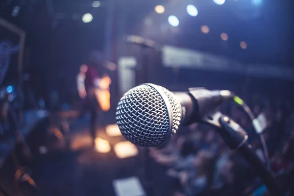 Microphone dans la scène musicale — Photo