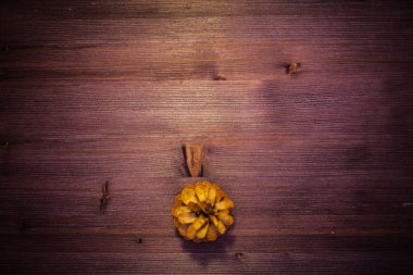 ahşap arka plan üzerinde koni