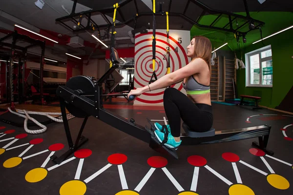 Mulher fitness no ginásio — Fotografia de Stock