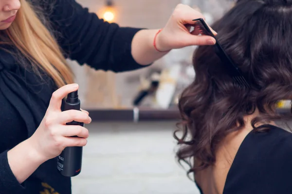 O cabeleireiro faz um cabelo — Fotografia de Stock