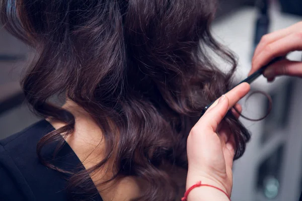 O cabeleireiro faz um cabelo — Fotografia de Stock