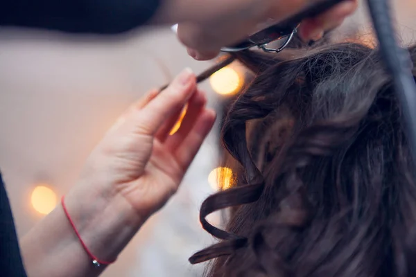 O cabeleireiro faz um cabelo — Fotografia de Stock