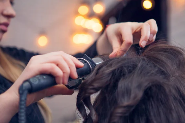 O cabeleireiro faz um cabelo — Fotografia de Stock