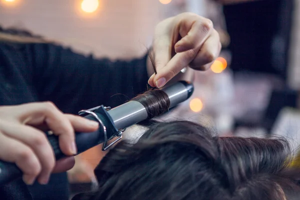 O cabeleireiro faz um cabelo — Fotografia de Stock