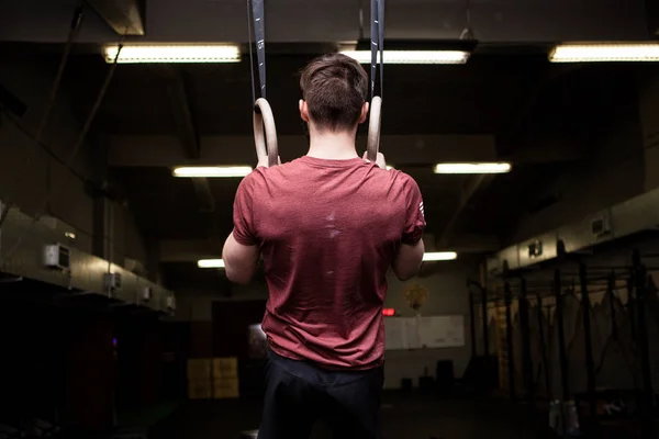 Hombre joven con entrenamiento con pesas — Foto de Stock