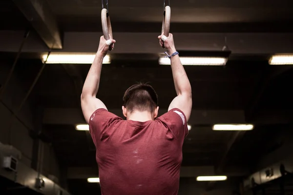 Hombre joven con entrenamiento con pesas — Foto de Stock