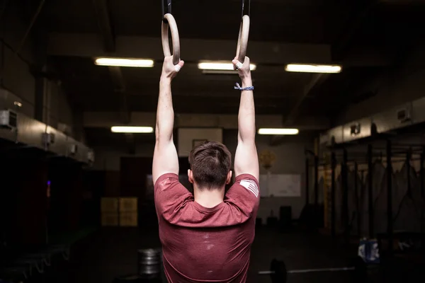 Hombre joven con entrenamiento con pesas — Foto de Stock