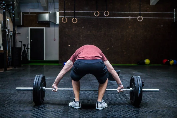 Jovem com musculação — Fotografia de Stock