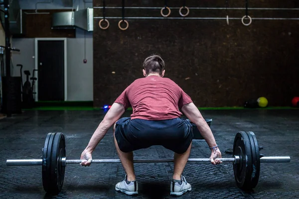 Jovem com musculação — Fotografia de Stock