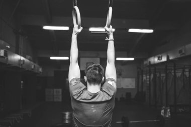 Ağırlık terbiye ile genç adam