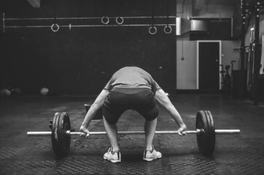 Ağırlık terbiye ile genç adam